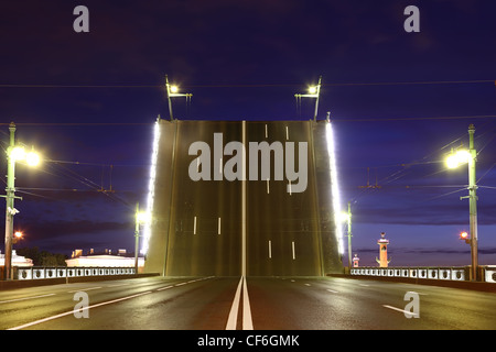 Vue de nuit sur le pont soulevé de Saint-Pétersbourg, Russie. Pont-levis Palace à côté de l'indicateur de l'île Vassilievski. Banque D'Images