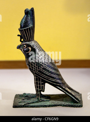Horus comme faucon, datant de la fin de la période de l'Égypte antique 664–332 av. J.-C. Égypte la double couronne de haute et basse Égypte (figurine en bronze) Banque D'Images
