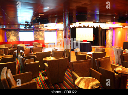 Intérieur de café avec scène et fauteuils et tables sur le pont des navires de croisière à jour Banque D'Images