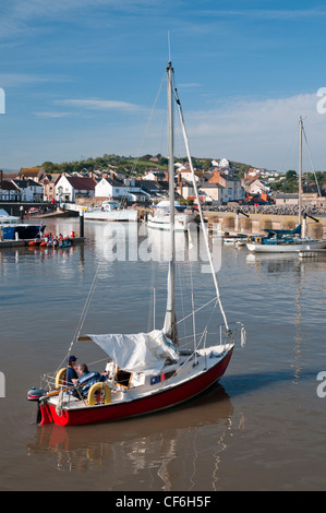 Un petit voilier à Watchet Harbour, dans le Somerset. Banque D'Images