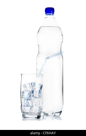 Bouteille en plastique bleu d'eau minérale et de verre avec des cubes de glace et de paille sur fond blanc Banque D'Images