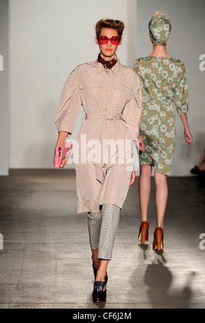 Karen Walker New York pour WearSpringSummer 2012 Banque D'Images