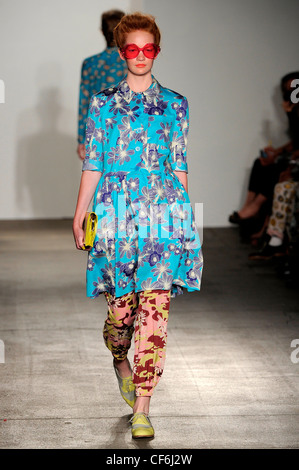 Karen Walker New York pour WearSpringSummer 2012 Banque D'Images