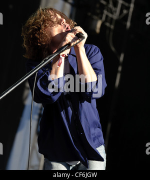 Cage the Elephant jouant au festival vaudou de la Nouvelle Orléans en 2010. Banque D'Images