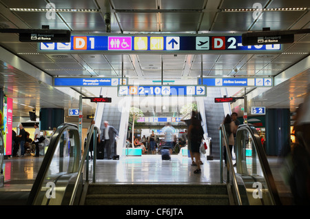 FIUMICINO Italie le 6 août à l'escalator à l'intérieur de l'aéroport Leonardo da Vinci aéroport le plus grand de l'Italie qui nommé Renaissance grand honneur Banque D'Images