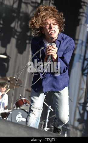 Cage the Elephant jouant au festival vaudou de la Nouvelle Orléans en 2010. Banque D'Images