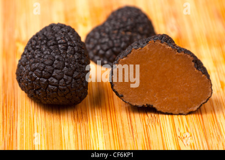 Truffes noires sur fond de bois Banque D'Images