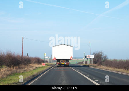 Ville de New York, Yorkshire, Angleterre grand mobile home statique transportés par route à l'arrière du camion camion à destination. Banque D'Images