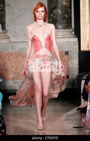 Emilio Pucci Milan prêt à WearSpringSummer 2012 Banque D'Images