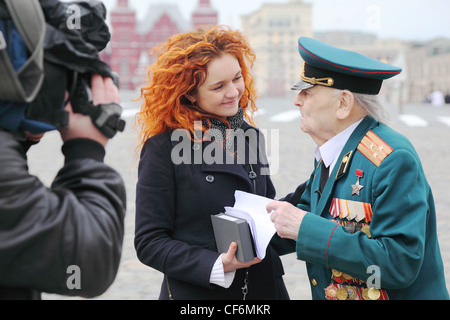 Moscou Russie 24 avril Grande guerre patriotique d'être interviewé par le journaliste vétéran 9 mai 2010 défilé 24 avril Russie Moscou Banque D'Images