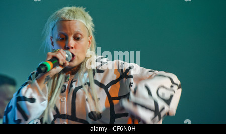 Die Antwoord jouant au festival vaudou de la Nouvelle Orléans en 2010. Banque D'Images