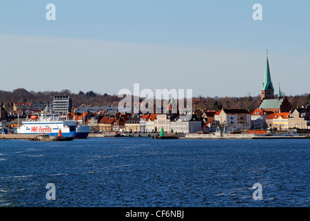 La ville de Helsingør, Elseneur, Danemark vu de l'Øresund, le son. Les ferries à Helsingborg, Suède. Sct Olai Cathédrale à la droite. Banque D'Images