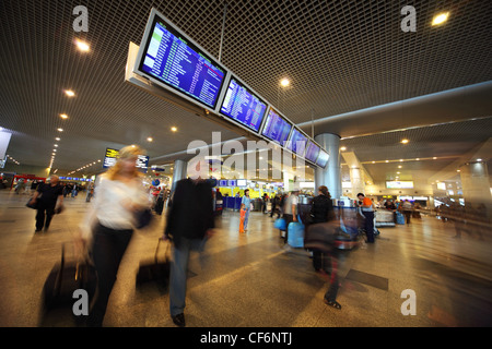 Moscou en juin 10 personnes debout près de la carte affichage à l'aéroport Domodédovo 10 juin 2010 Moscou Domodedovo modernes plus Banque D'Images