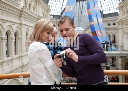 Montre Homme avec bébé fille photo avec appareil photo numérique. Banque D'Images