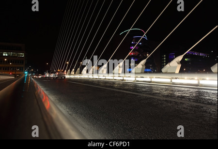 ╨бars rendez sur Samuel Beckett Samuel Beckett Bridge est un pont à haubans qui relie Dublin à Sir John Rogerson's Quay Banque D'Images