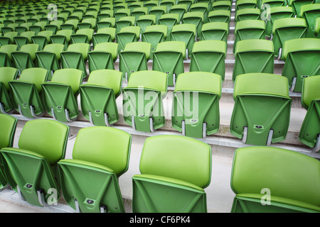 Lignes de pliage, vert, des sièges en plastique en très grand, stade vide. Se concentrer sur les sièges avant Banque D'Images