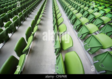 Lignes de pliage, vert, des sièges en plastique en très grand, stade vide. Banque D'Images