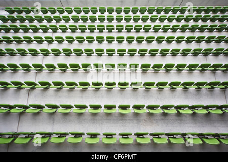 Lignes de pliage, vert, des sièges en plastique en très grand, stade vide. Banque D'Images