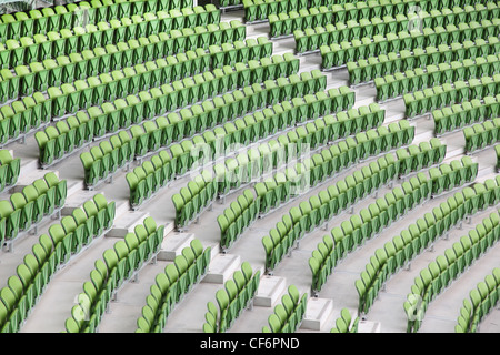 Lignes de pliage, vert, des sièges en plastique en très grand, stade vide. Banque D'Images