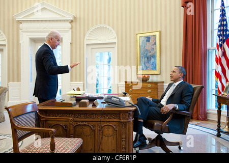 Le président Barack Obama parle avec le Vice-président Joe Biden dans le bureau ovale le 14 mars 2011 à Washington, DC. Banque D'Images