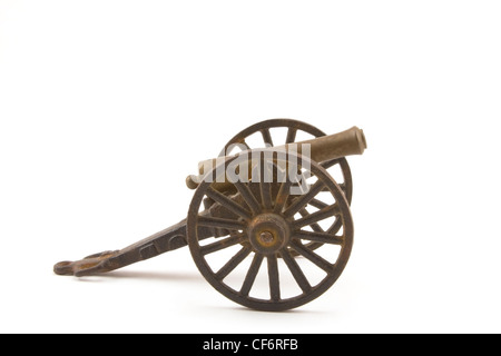 Old Cannon isolé sur fond blanc. Banque D'Images
