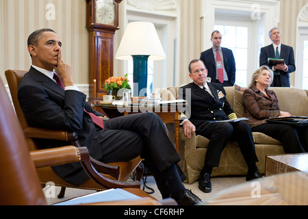 Le président Barack Obama est présenté dans le bureau ovale avant la rencontre avec un groupe bipartite de dirigeants du Congrès concernant la Libye le 18 mars 2011 à Washington, DC. Banque D'Images
