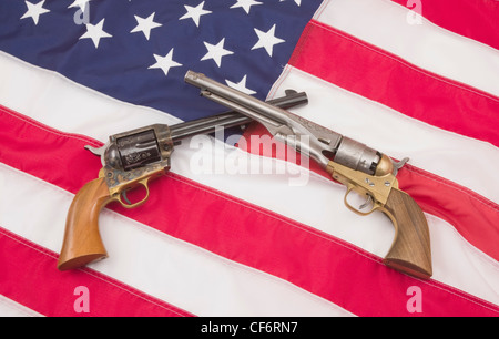 Deux armes de poing de style occidental sur drapeau américain. Banque D'Images