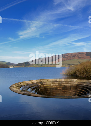 Le bouchon de trou sur le barrage de ladybower Derwent Valley Derbyshire, Angleterre, Royaume-Uni Banque D'Images