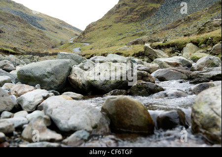 Vue depuis la rivière à Honister Pass, Lake District, Cumbria, Royaume-Uni Banque D'Images