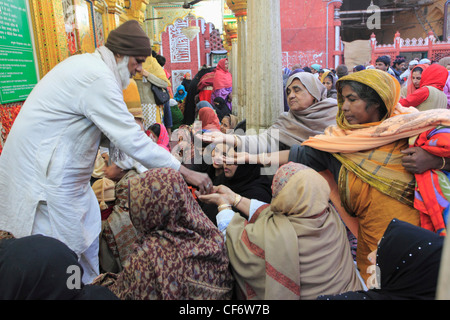 L'Inde, Delhi Nizamuddin Chisti ; ; ; ; saint soufi musulman ; lieu de culte ; Dargah Hazrat Nizamuddin Aulia ; personnes ; Banque D'Images