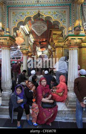 L'Inde, Delhi Nizamuddin Chisti ; ; ; ; saint soufi musulman ; lieu de culte ; Dargah Hazrat Nizamuddin Aulia ; personnes ; Banque D'Images