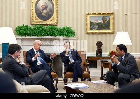 Le président Barack Obama et le Vice-président Joe Biden sont informés par l'Office of Management and Budget Directeur Jack Lew, gauche, et Rob Nabors, Adjoint du Président pour les affaires législatives avant une réunion sur le budget avec les républicains de la Chambre et du Sénat, les dirigeants démocratiques dans le bureau ovale 5 Avril Banque D'Images