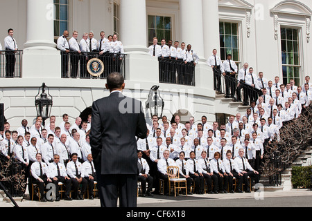 Le président Barack Obama traite de United States Secret Service agents de la Division en uniforme devant un groupe à l'portique sud de la Maison Blanche le 4 avril 2011 à Washington, DC. Banque D'Images