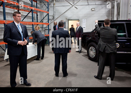 Les agents des services secrets des États-Unis d'attendre que le président Barack Obama signe encadrés avant le départ de Gamesa Technology Corporation Le 6 avril 2011 à Fairless Hills, PA. Banque D'Images