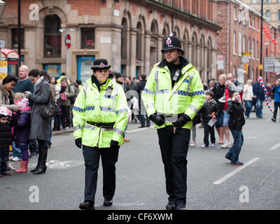 Les agents de police en patrouille pendant le défilé du Nouvel An Chinois, Manchester Banque D'Images