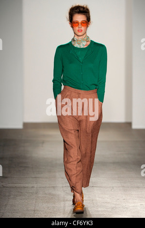 Karen Walker New York pour WearSpringSummer 2012 Banque D'Images