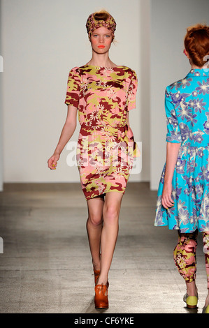 Karen Walker New York pour WearSpringSummer 2012 Banque D'Images