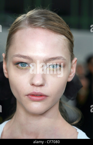 Backstage Chanel Paris Prêt à porter printemps été, attacher les cheveux des femmes, le port d'argent métallique et de l'or noir, fard à paupières Banque D'Images