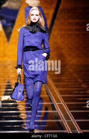 Valentino Paris Prêt à Porter Automne Hiver Model wearing purple jupe et veste recadrée, chemisier de soie noire, collants et violet Banque D'Images