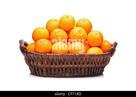 Beaucoup d'oranges dans un panier isolé sur fond blanc Banque D'Images