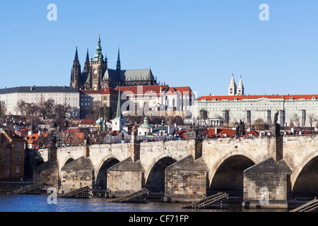 Le Pont Charles (Karlov Most) et la ville basse et de Hradcany, y compris Habour et du château de Prague Banque D'Images