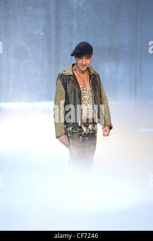 Galliano Paris Prêt à Porter Automne Hiver designer John Galliano après son spectacle, debout dans un nuage de fumée Banque D'Images