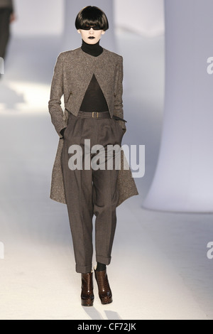 Pantalon 7/8 gris Model wearing tweed gris, redingote et un col polo noir Banque D'Images