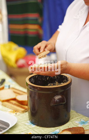 La préparation de la cuisine polonaise traditionnelle, tranche de pain avec du saindoux, Pologne Banque D'Images