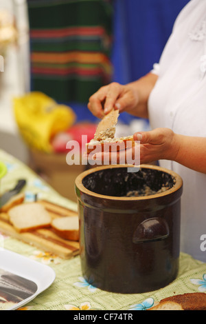 La préparation de la cuisine polonaise traditionnelle, tranche de pain avec du saindoux, Pologne Banque D'Images