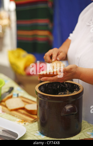 La préparation de la cuisine polonaise traditionnelle, tranche de pain avec du saindoux, Pologne Banque D'Images