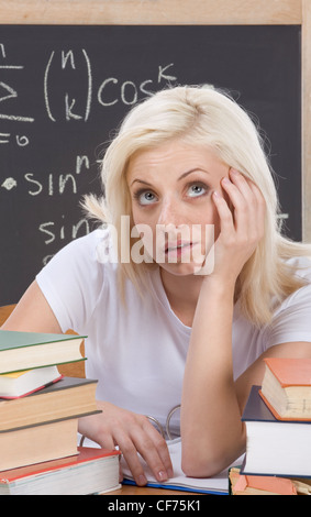 A souligné le lycée ou l'université étudiante par 24 au cours de mathématiques. Tableau noir avec des formules mathématiques complexes Banque D'Images