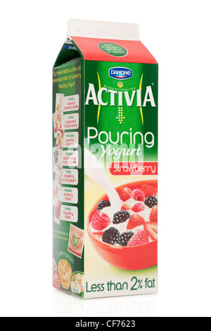 Danone Activia pouring, saveur de fraise Banque D'Images