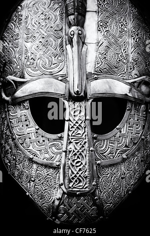 Replica casque anglo-saxon porté par soldat. Monochrome Banque D'Images