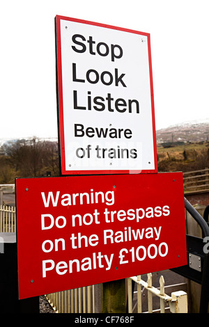Arrêter de regarder écouter méfiez-vous des trains signe et pas de l'intrusion sur l'avertissement de fer, Samatan, Pays de Galles, Royaume-Uni Banque D'Images